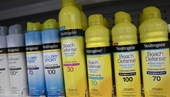 Johnson  Johnson thu hồi 5 sản phẩm kem chống nắng có chứa chất gây ung thư