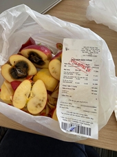 Vinmart Vincom Bà Triệu bán hoa quả hỏng cho khách