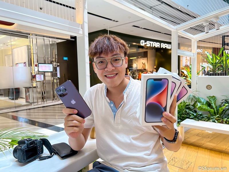 “Ký sự” đi mua iPhone 14 series ở Singapore Khá đông đúc, đa phần là người Việt, chỉ trả hàng cho khách đã pre-order