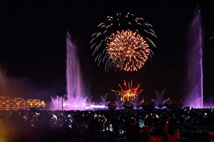 Màn trình diễn pháo hoa kết hợp nhạc nước tại trung tâm mới thu hút hơn 50 000 người